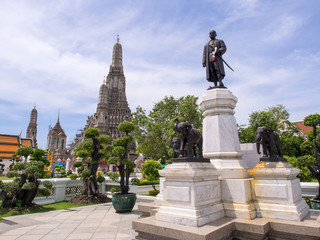 Fototapeta na wymiar Dawn temple, landmark of Bangkok under cloudy blue sky