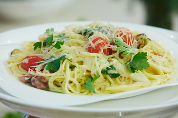 Spaghetti with cherry tomatoes and parsley