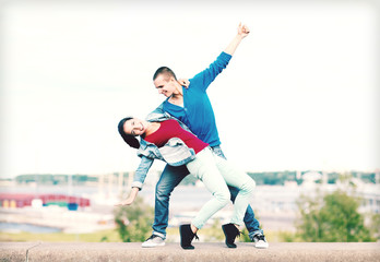 Obraz premium couple of teenagers dancing outside