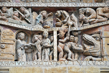 L'Abbazia di Conques, bassorilievi portale, Aveyron - Francia