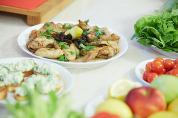chicken wings with prunes, lemon and parsley
