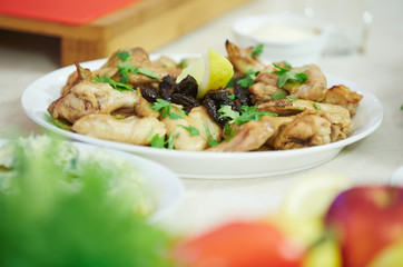 chicken wings with prunes, lemon and parsley