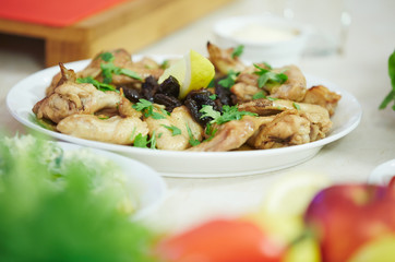 chicken wings with prunes, lemon and parsley