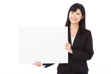 Naklejka premium メッセージボードを持って笑うビジネスウーマン