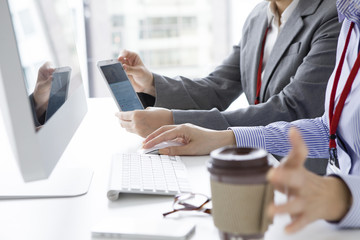 Women to check the screen of the mobile phone