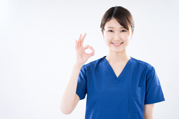 OKのジェスチャーをする女性