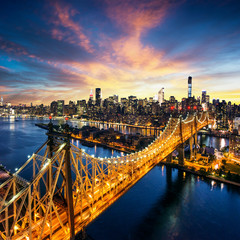 Fototapeta premium Nowy Jork - zachód słońca nad manhattan z mostem Queensboro