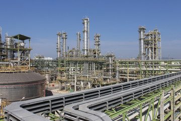 Obraz premium Oil and chemical factory on summer day