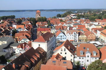 Obraz premium Blick vom Marienkirchturm über die Dächer der Warener Altstadt