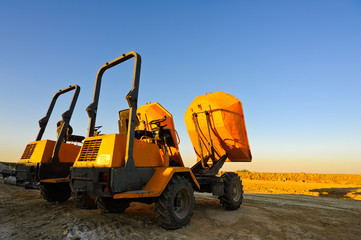 Zwei Muldenkipper auf der Baustelle