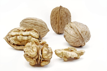 frische Walnüsse mit und ohne Schale