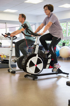 Man and woman in a spinning class at the gym