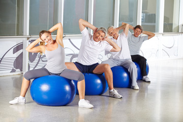 Senioren bei Rückentraining im Fitnesscenter