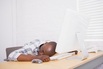 Obraz premium Casual businessman sleeping at his desk