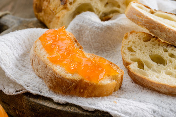 Colazione con pane e marmellata
