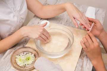 Crédence de cuisine en verre imprimé ManIcure Nail technician giving customer a manicure