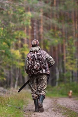 Papier Peint photo Chasser chasseur marchant sur la route