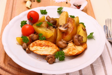 Chicken fillet, mushroom, rosemary potatoes