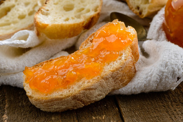 Colazione con pane e marmellata