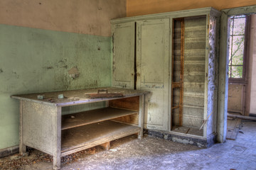 armoire et bureau établi abandonnés