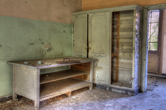 Armoire Et Bureau établi Abandonnés