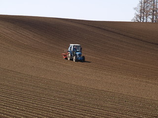 Obraz premium 畑とトラクター