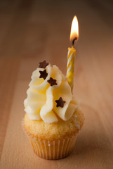 Kleine Kuchen mit Kerze