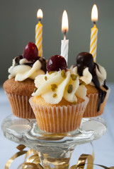 Drei kerzen auf mini kuchen