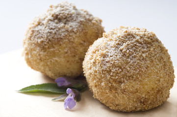 Obstknödel mit Butterbrösel und Salbei