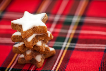 Zimtsterne auf Karostoff