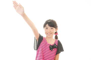 手を上げて返事をする女の子