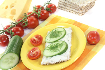 Knäckebrot mit Frischkäse, Gurke und Dill