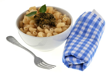 Bol de pâtes rigatonis au pesto