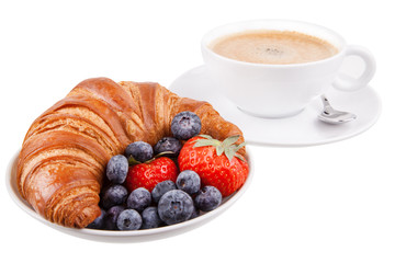 Croissant mit Kaffee und Obst