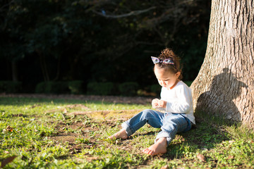 公園で遊ぶ少女