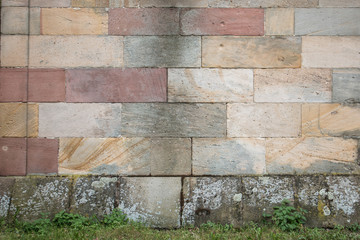 Hintergrund – bunte Sandsteinmauer