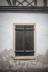 Hintergrund – alte verputzte Mauer mit Fenstern