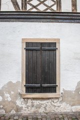 Obraz na płótnie Canvas Hintergrund – alte verputzte Mauer mit Fenstern