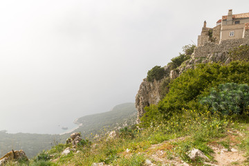 Fototapeta na wymiar Village perché de Lubenice, sur la falaise