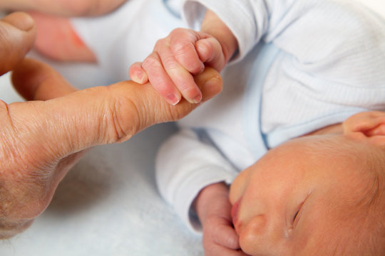 mano di nonno e nipote 