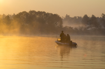 wędkarze na łodziach łowiący ryby o poranku © Mike Mareen