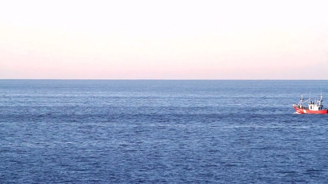 Fischerboot f&auml;hrt &uuml;ber das Meer