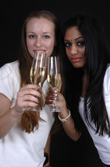 2 Freundinnen feiern mit Sekt
