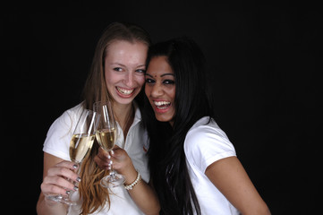 zwei junge Frauen trinken Sekt