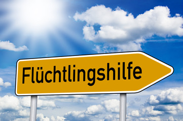 Wegweiser mit Flüchtlingshilfe