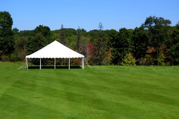 Fototapeta na wymiar white events tent on plush green lawn