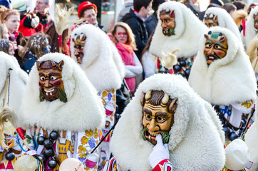 Fasnacht Umzug mit Monster Kostümen im Südwesten Deutschlands