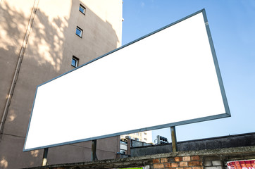 Horizontale leere Werbetafel auf einer Mauer in städtischer Umgebung