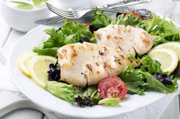 Tintenfischtuben mit Salat
