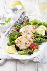 Tintenfischtuben mit Salat © HLPhoto